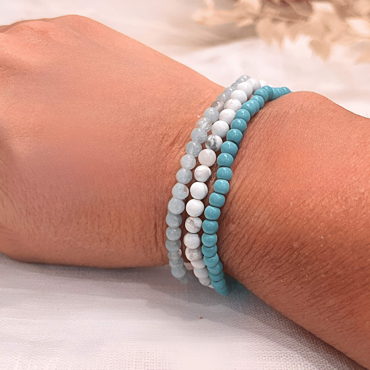 Energiearmband-Set “Ozeanisches Wohlbefinden“ – Türkis, Howlith und Aquamarin