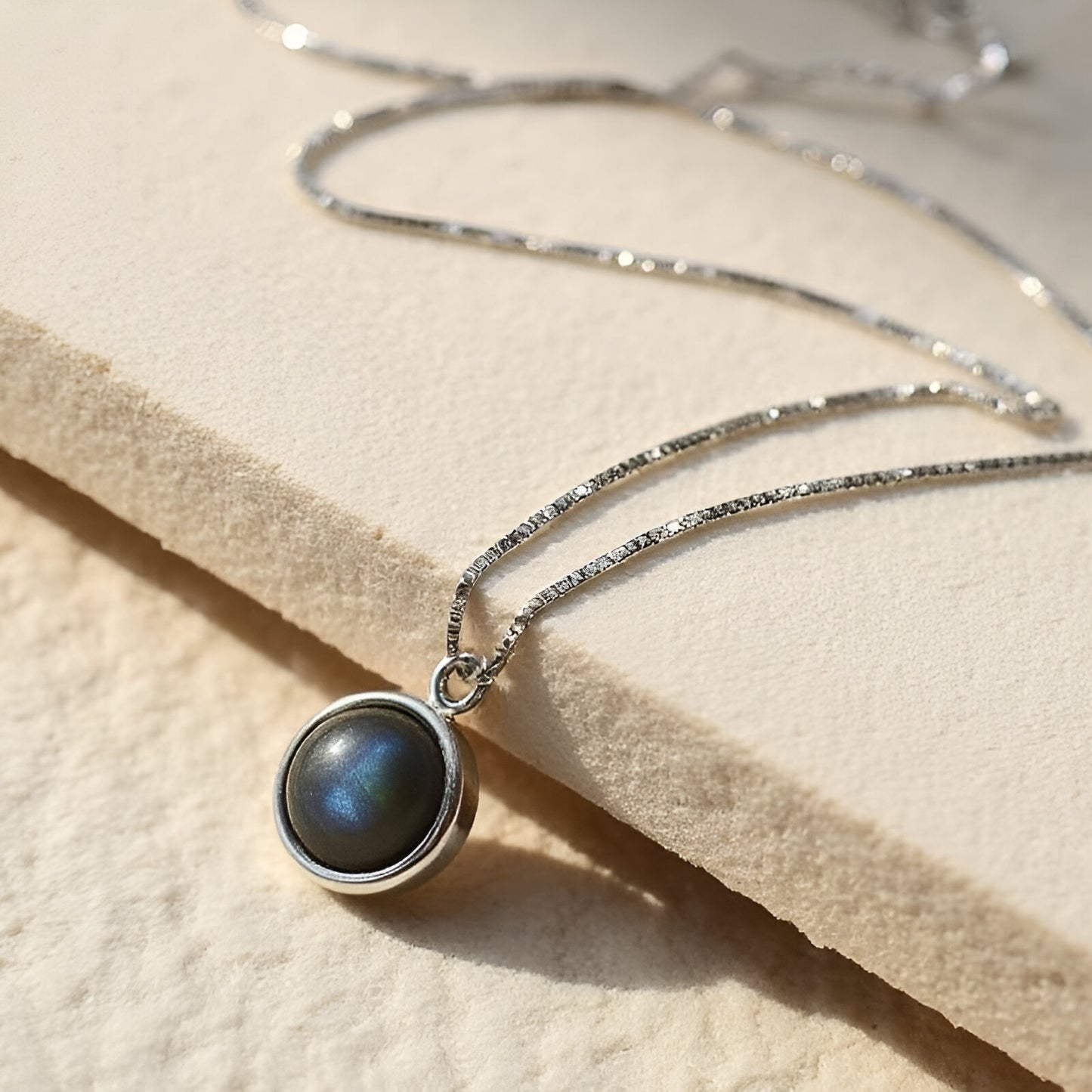 Schutzanhänger “Feine Perle“ aus Labradorit