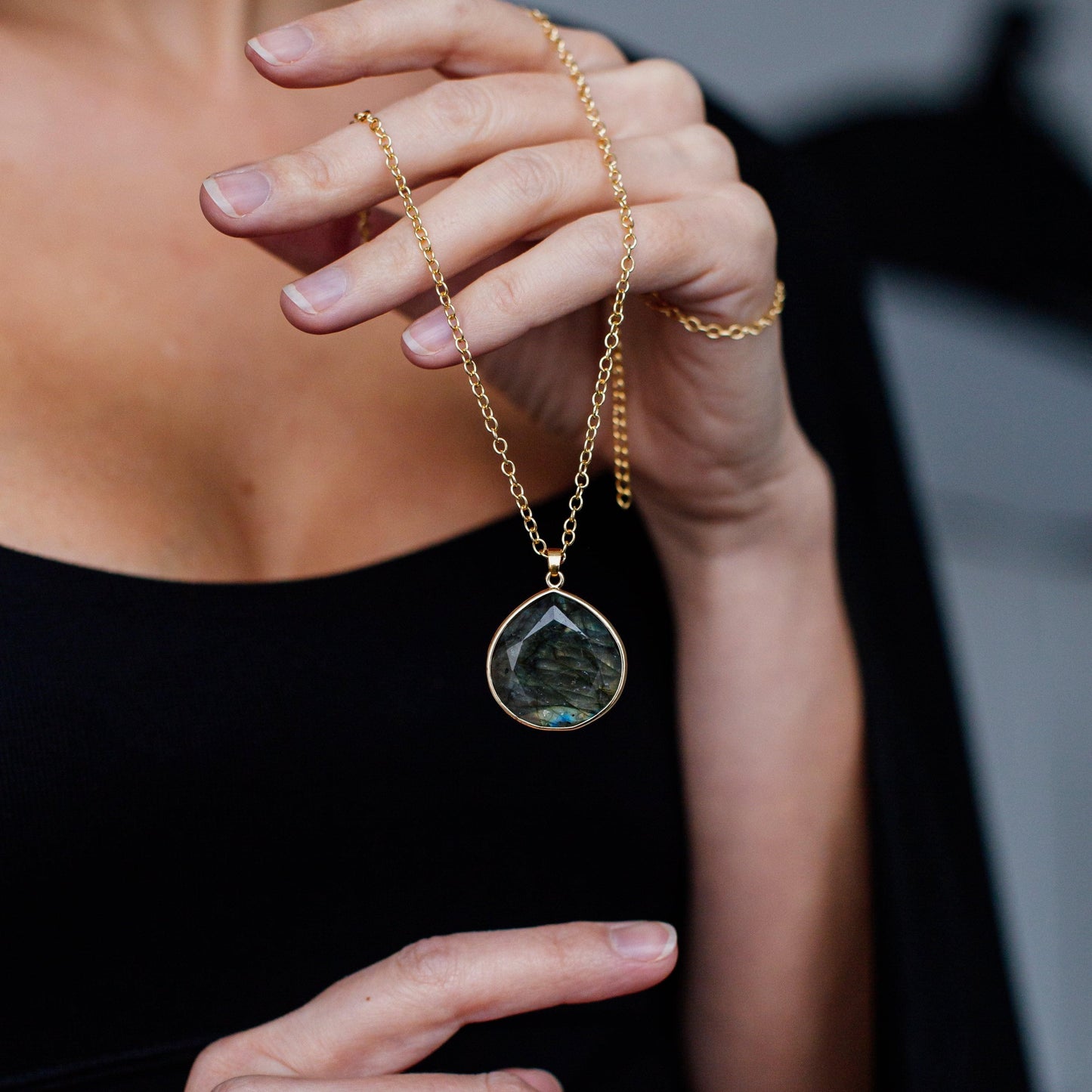 Halskette „Kosmische Reflexion“ mit Labradorit-Anhänger