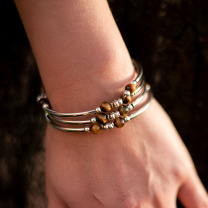 Glücksarmband aus Natursteinen mit vierblättrigem Kleeblatt