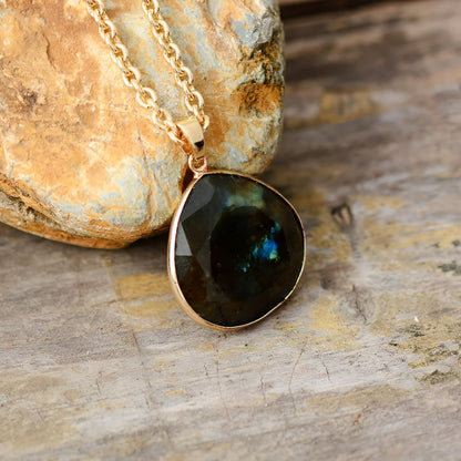 Halskette „Kosmische Reflexion“ mit Labradorit-Anhänger