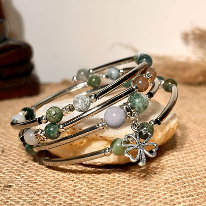 Glücksarmband aus Natursteinen mit vierblättrigem Kleeblatt