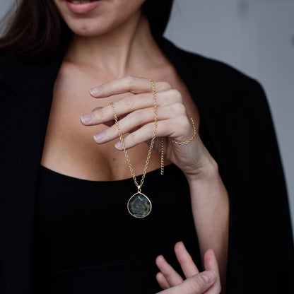 Halskette „Kosmische Reflexion“ mit Labradorit-Anhänger