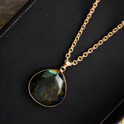 Halskette „Kosmische Reflexion“ mit Labradorit-Anhänger