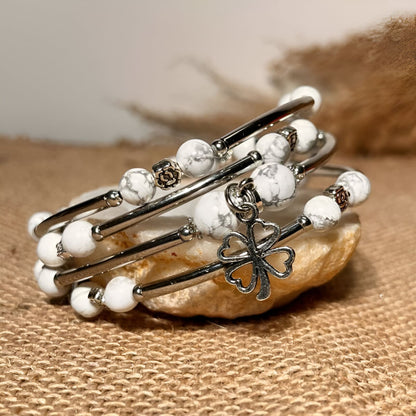 Glücksarmband aus Natursteinen mit vierblättrigem Kleeblatt