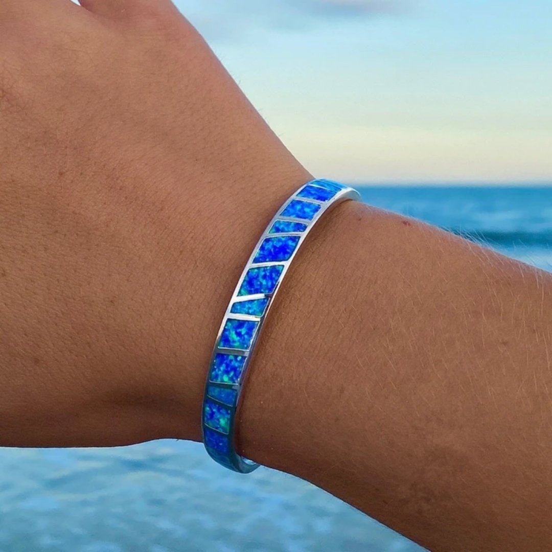 Armband aus blauem und silbernem Opal