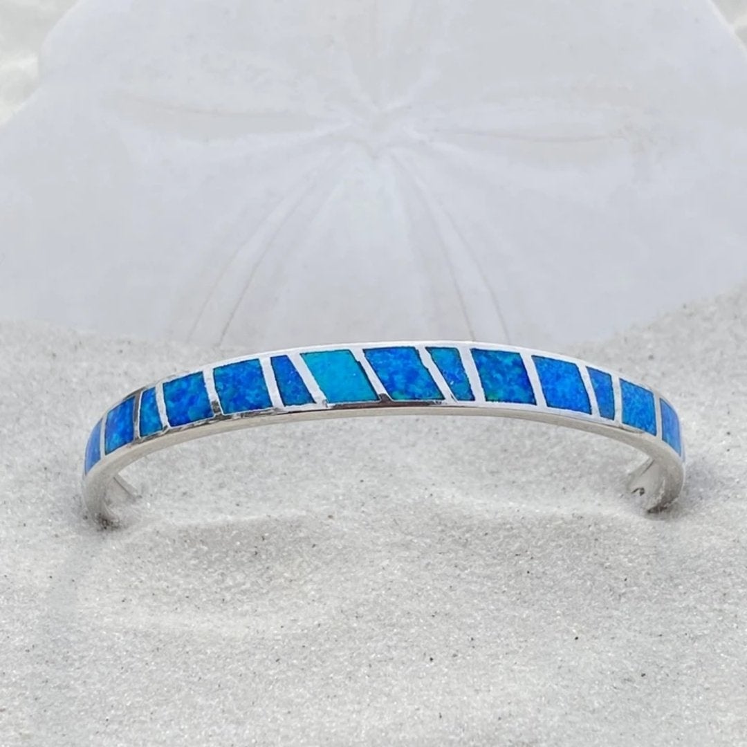 Armband aus blauem und silbernem Opal