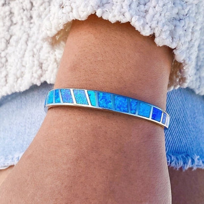 Armband aus blauem und silbernem Opal