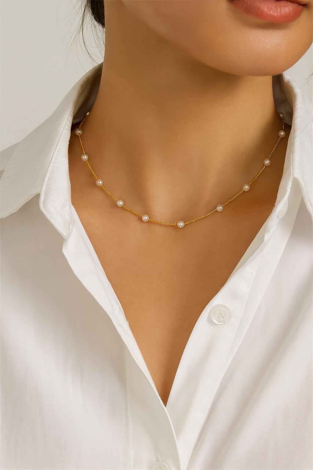 Choker aus goldener Kette mit Perlen‑Akzent