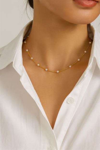 Choker aus goldener Kette mit Perlen‑Akzent