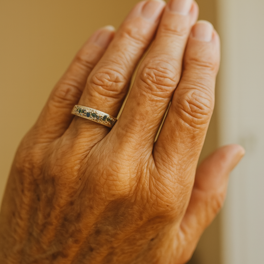 Vintage-Ring aus Gold mit bunten Steinen