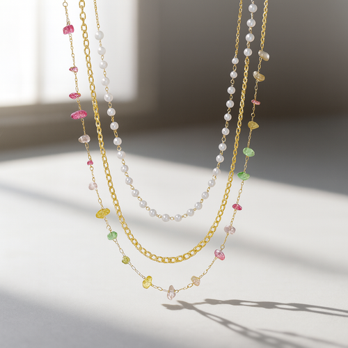 Goldenes Collier mit Perlen und bunten Schmucksteinen