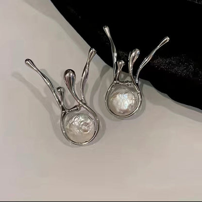 Abstrakte Ohrringe mit Kunstperlen