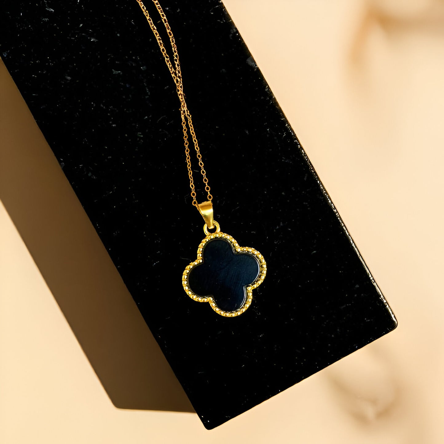 Halskette “Glücks-Kleeblatt“ aus Perlmutt oder Schwarzem Onyx