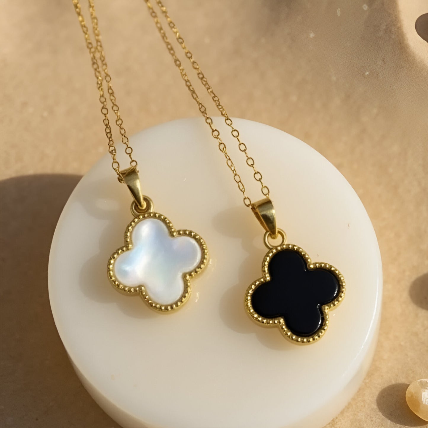 Halskette “Glücks-Kleeblatt“ aus Perlmutt oder Schwarzem Onyx