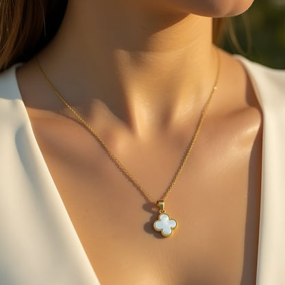 Halskette “Glücks-Kleeblatt“ aus Perlmutt oder Schwarzem Onyx