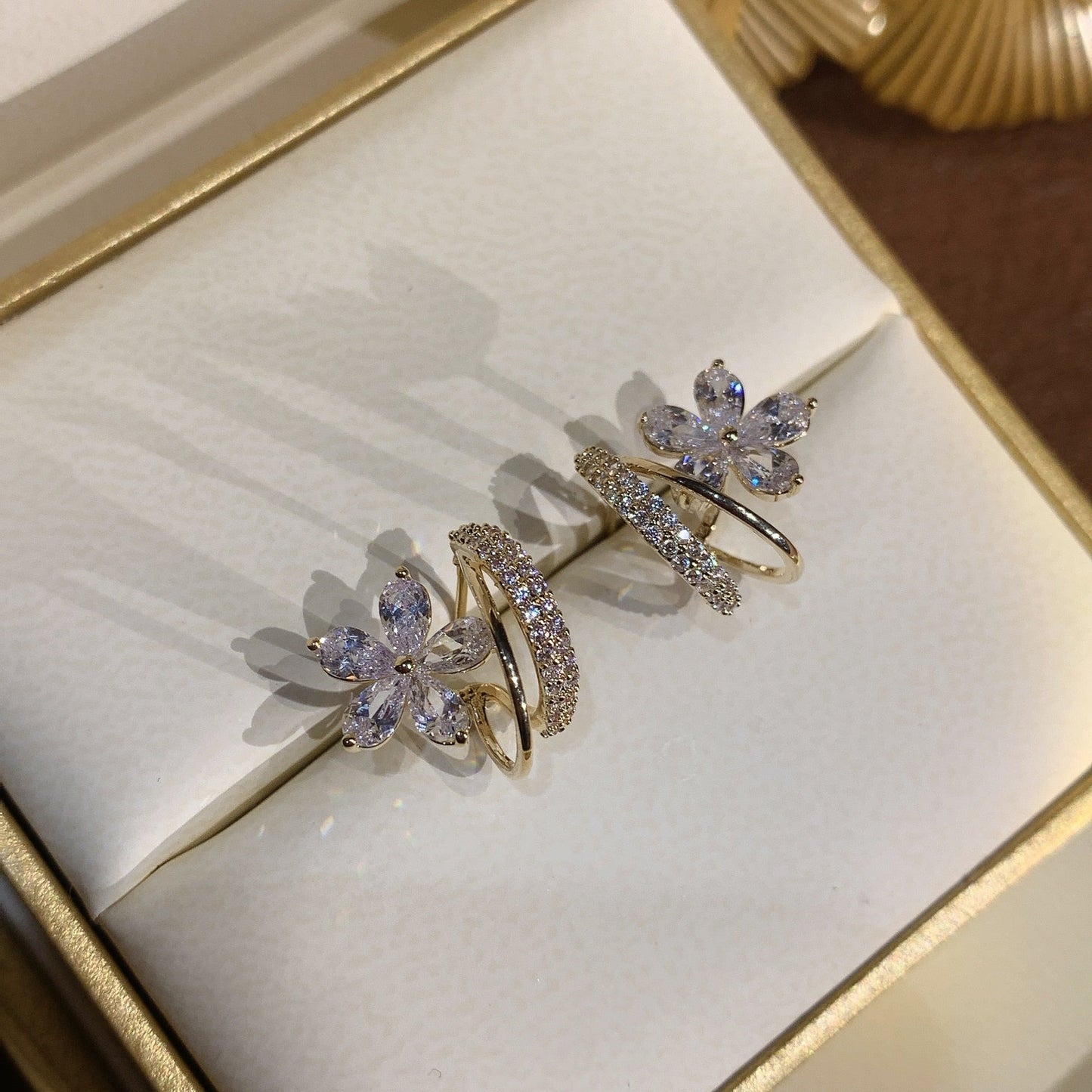 Edle goldene Ohrringe in Blumenform, besetzt mit Zirkonia