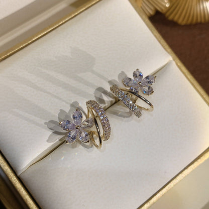 Edle goldene Ohrringe in Blumenform, besetzt mit Zirkonia