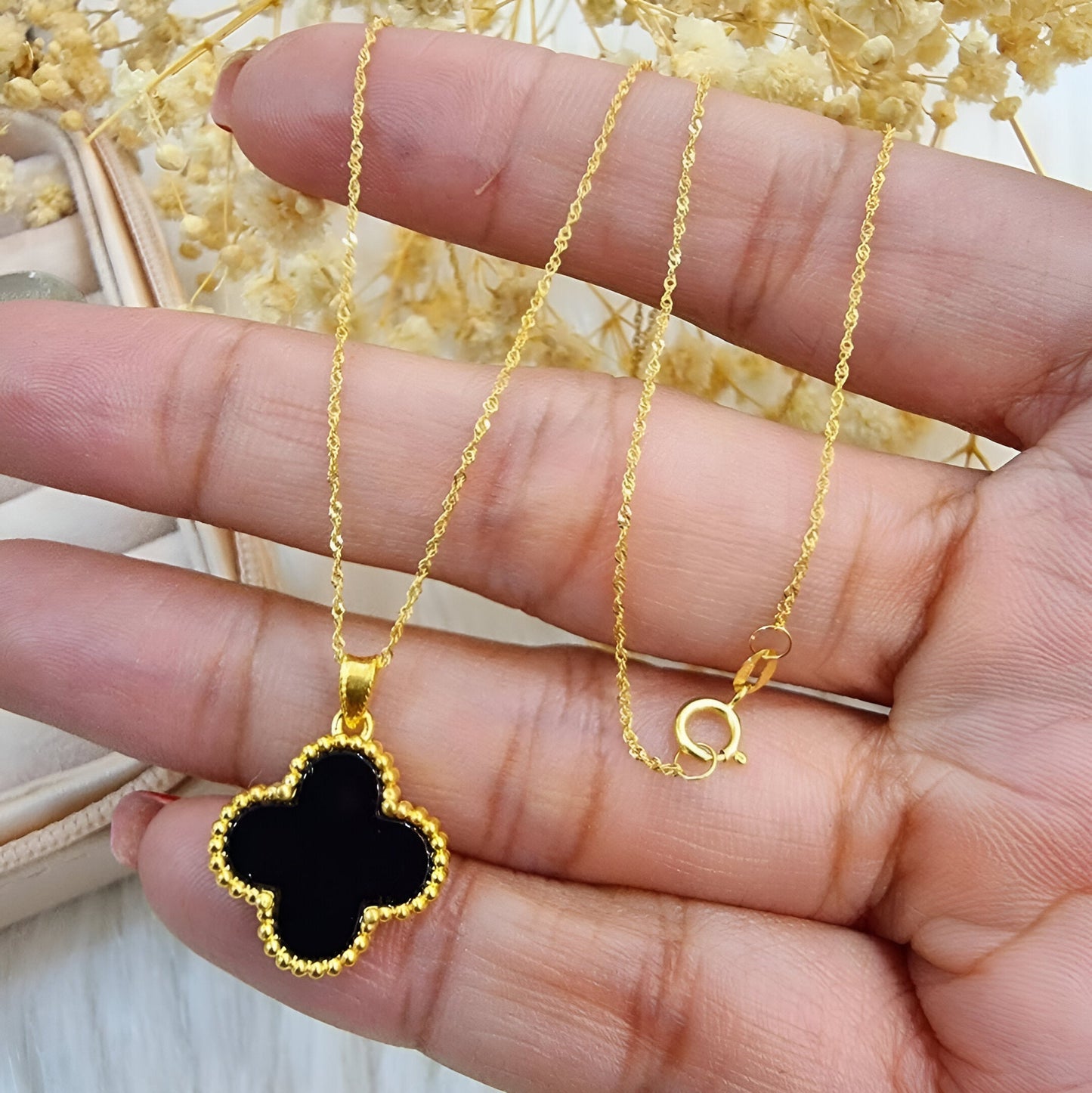 Halskette “Glücks-Kleeblatt“ aus Perlmutt oder Schwarzem Onyx