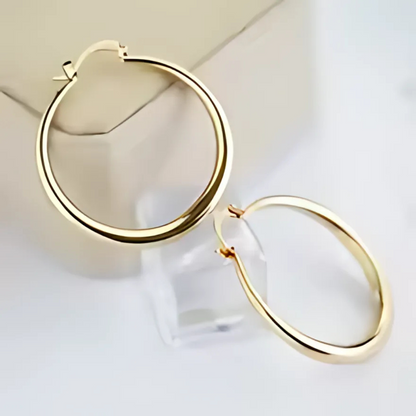 Zeitlose goldene Creolen-Ohrringe