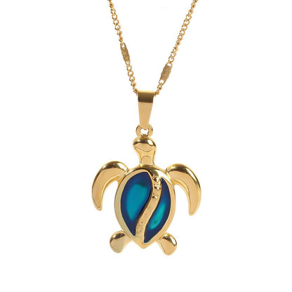 Goldkette mit Schildkröte und blauem Opal