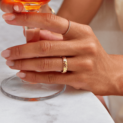 Calira Ring mit gedrehtem Infinity-Design