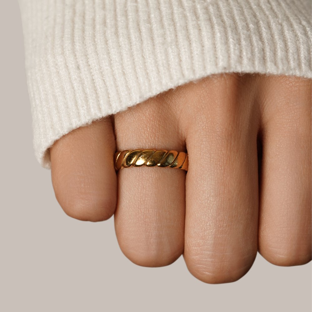 Calira Ring mit gedrehtem Infinity-Design