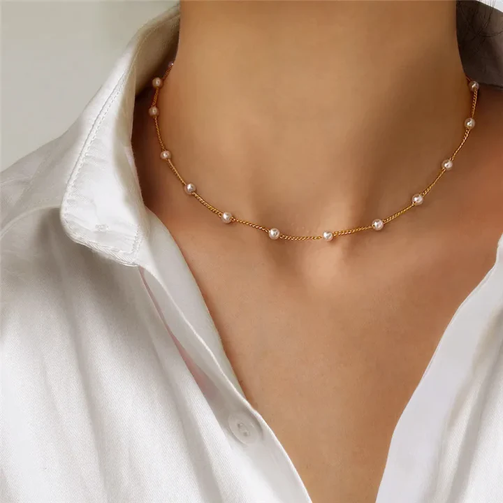 Choker aus goldener Kette mit Perlen‑Akzent