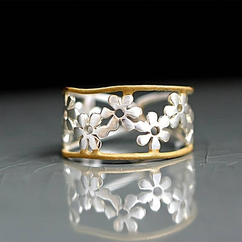 Floraler Ring im unregelmäßigen Margeriten-Design