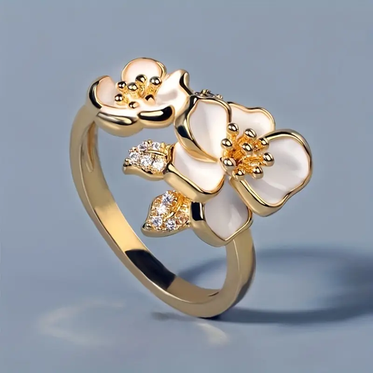 Goldring mit weißer Blüte
