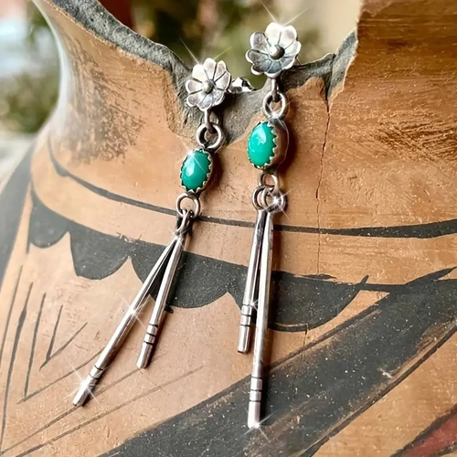 Silberne Ohrringe mit türkisfarbenen Blüten