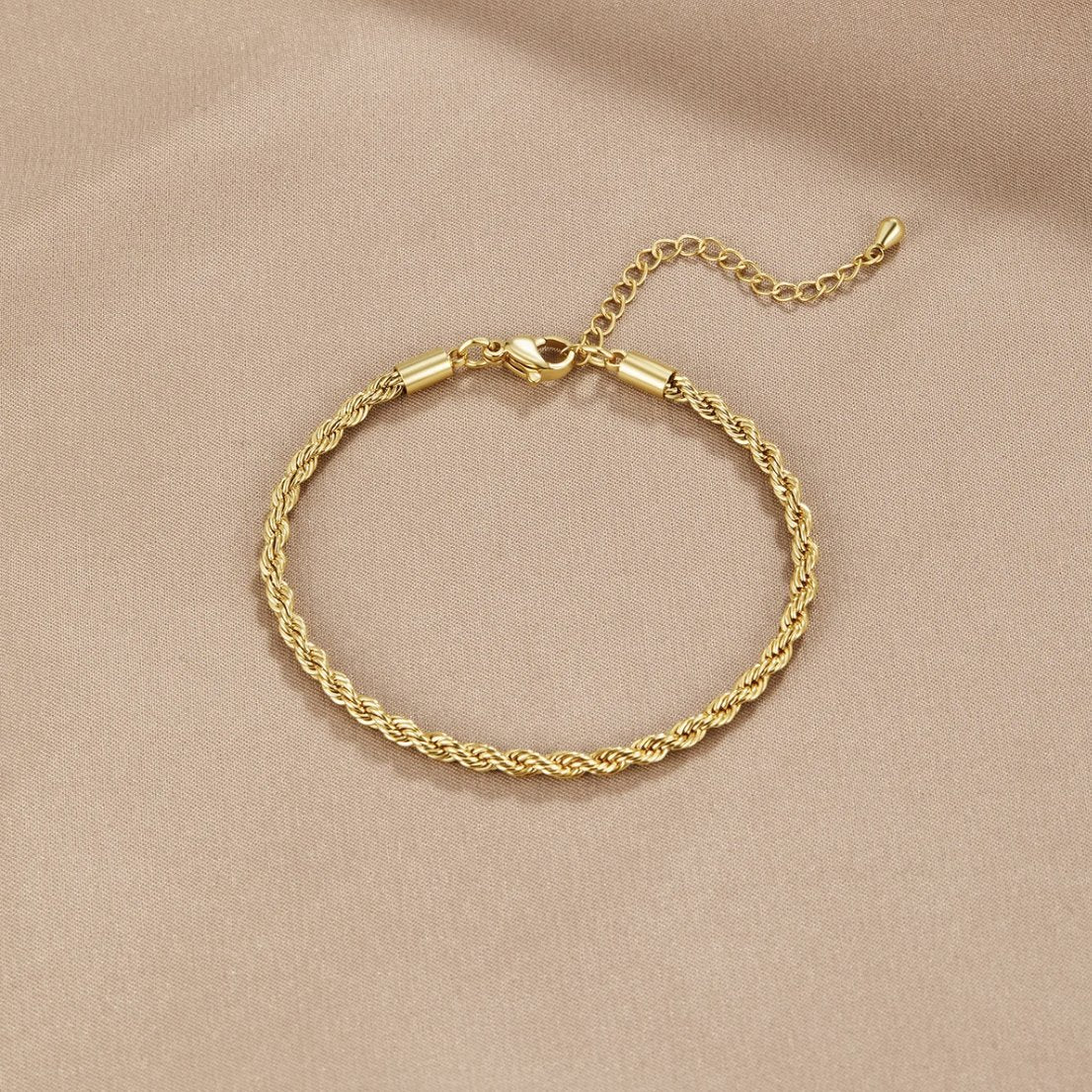 Armband aus elegantem, gedrehtem Gold