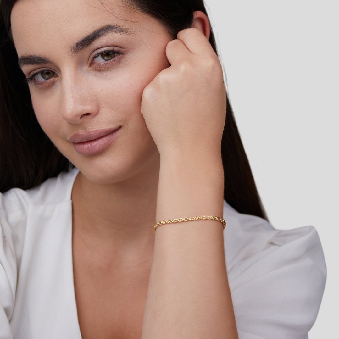 Armband aus elegantem, gedrehtem Gold